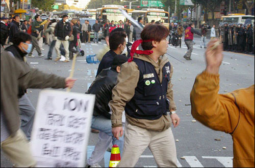 집회를 마친 조합원들이 경찰이 시위대를 2차로로 밀어내려하자 돌을 던지며 격렬하게 저항하고 있다. 